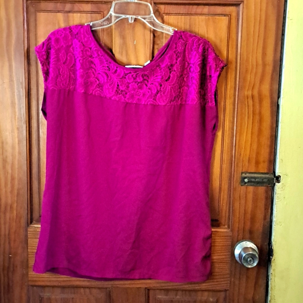 Cute lightweight Magenta top